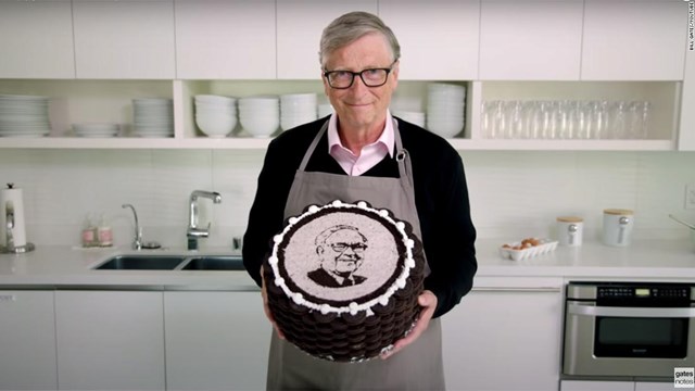 Bill Gates tự tay l&agrave;m b&aacute;nh mừng sinh nhật thứ 90 của Buffett. Ảnh: CNN.